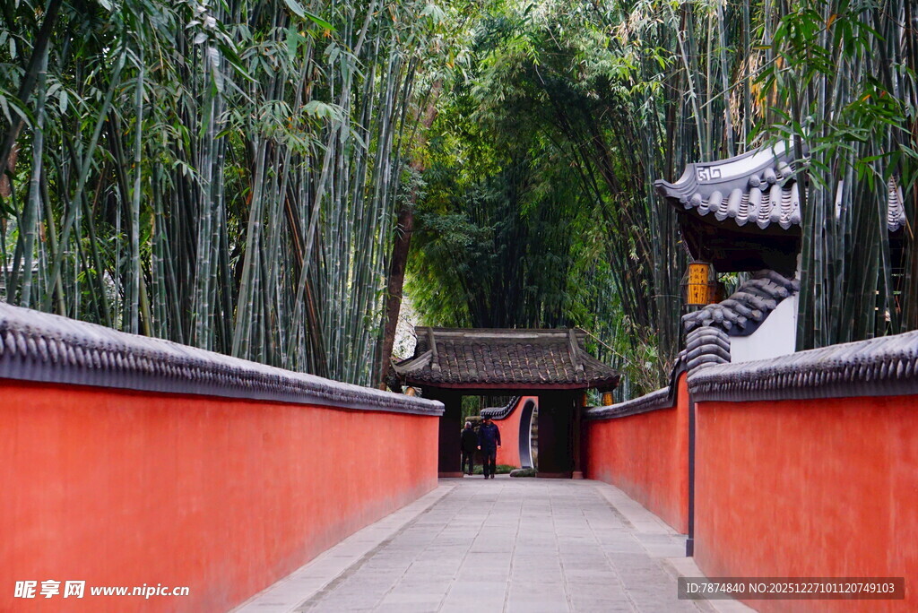 红墙竹林间的中式景致
