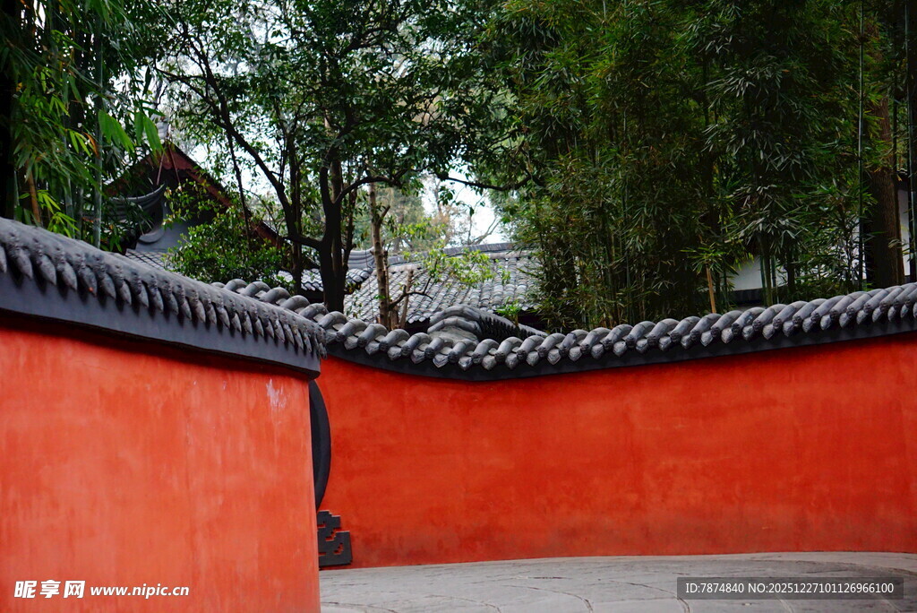 红墙绿树间的中式景致