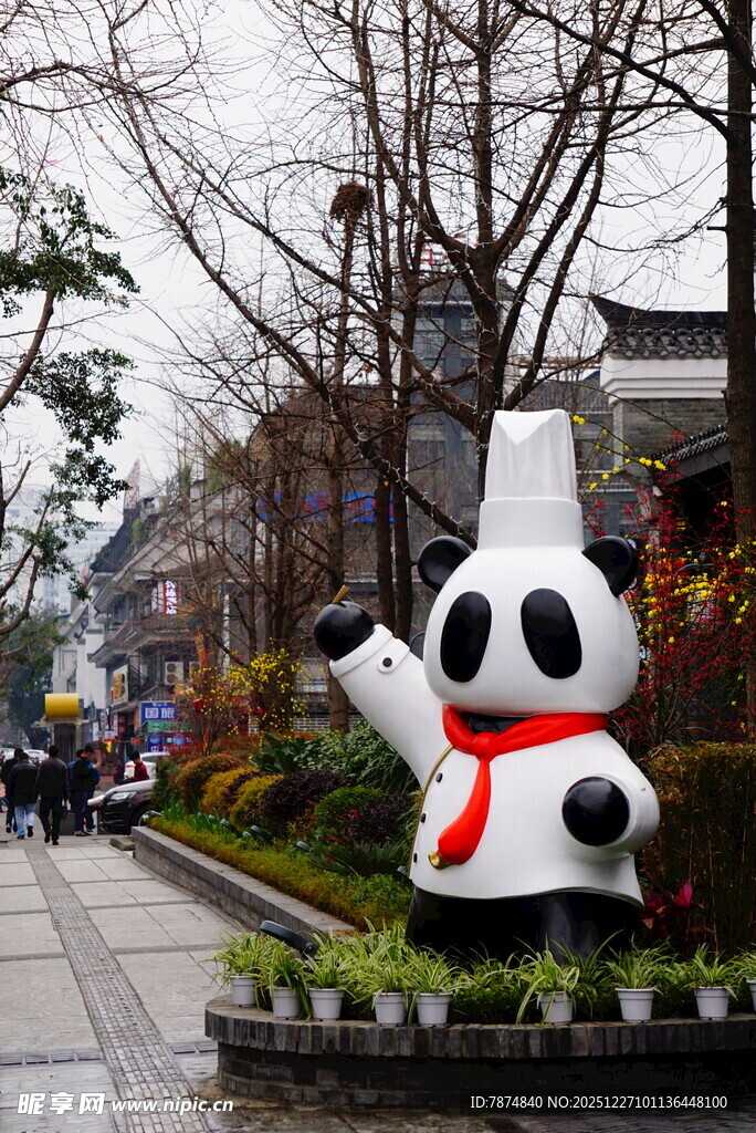 街道边的可爱熊猫雕塑