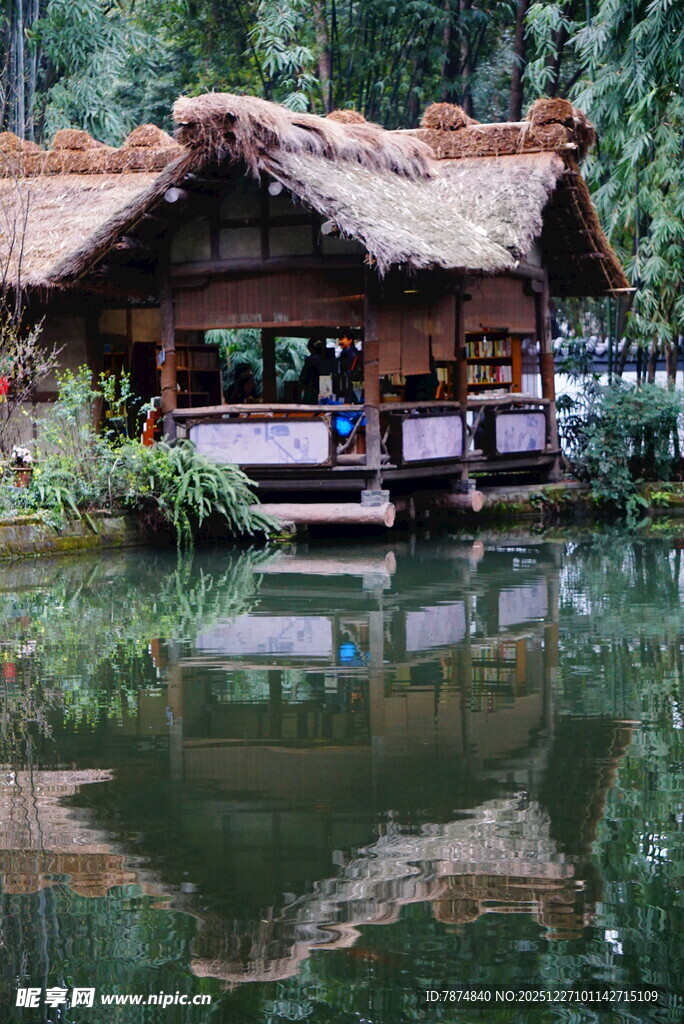 湖畔茅草屋 静谧水乡景致