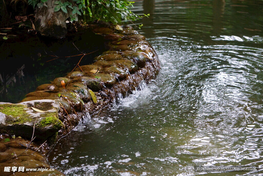 潺潺溪流中的石砌水道