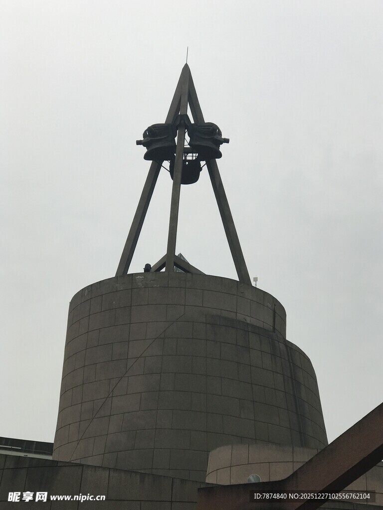 独特星形雕塑立于建筑上