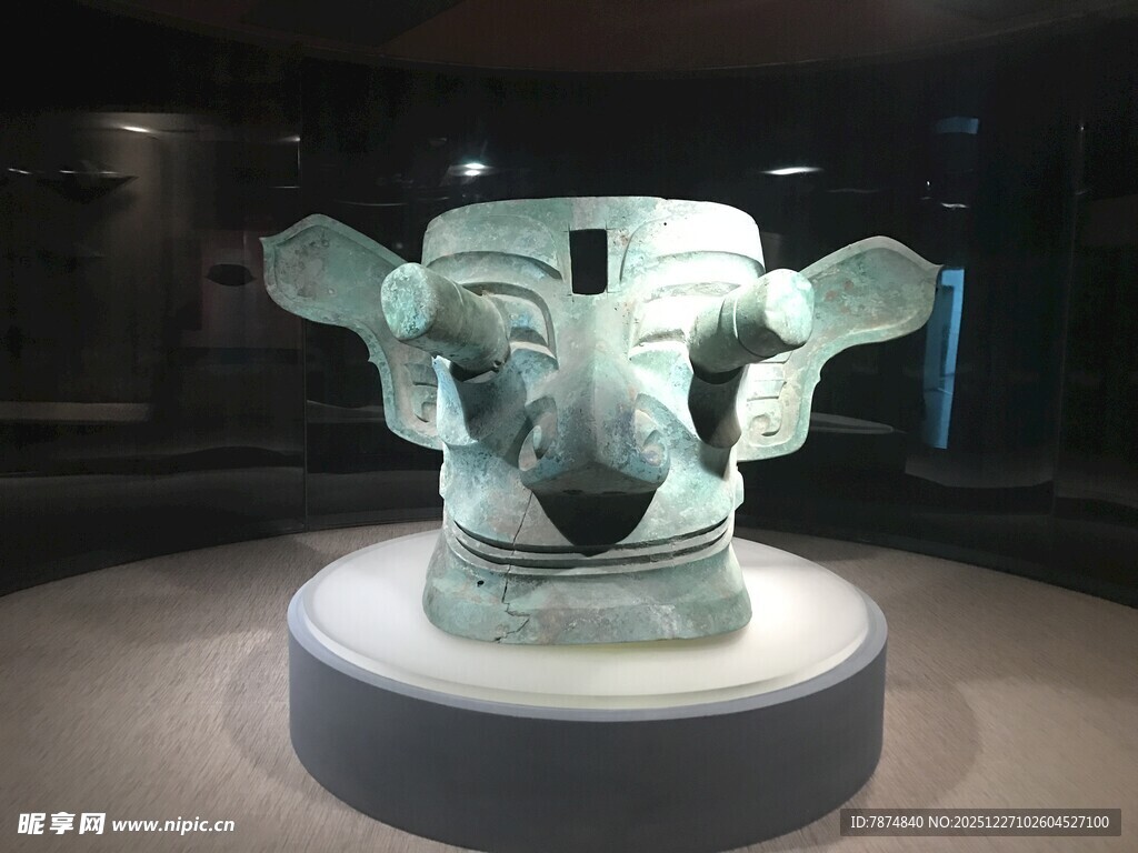 青铜面具文物展示