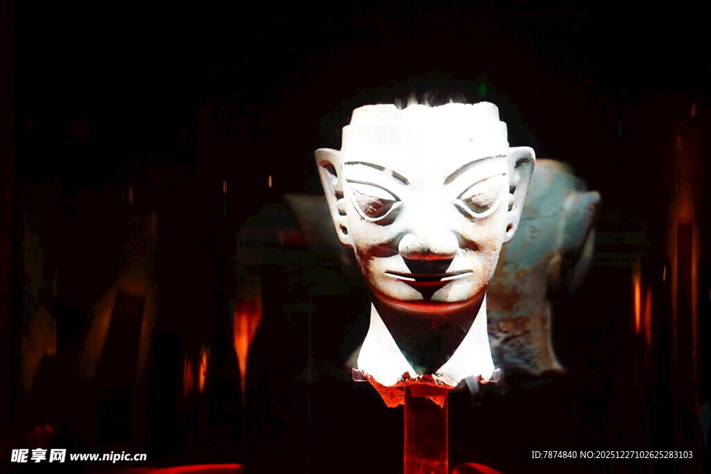 诡异白色面具雕塑