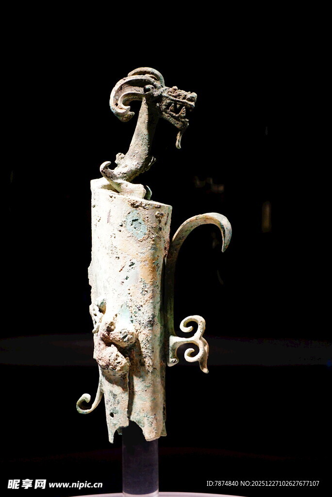 青铜神兽形器物