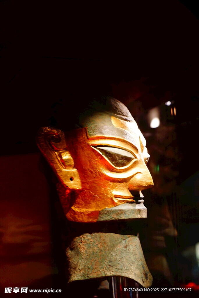 神秘古老的传统木雕面具