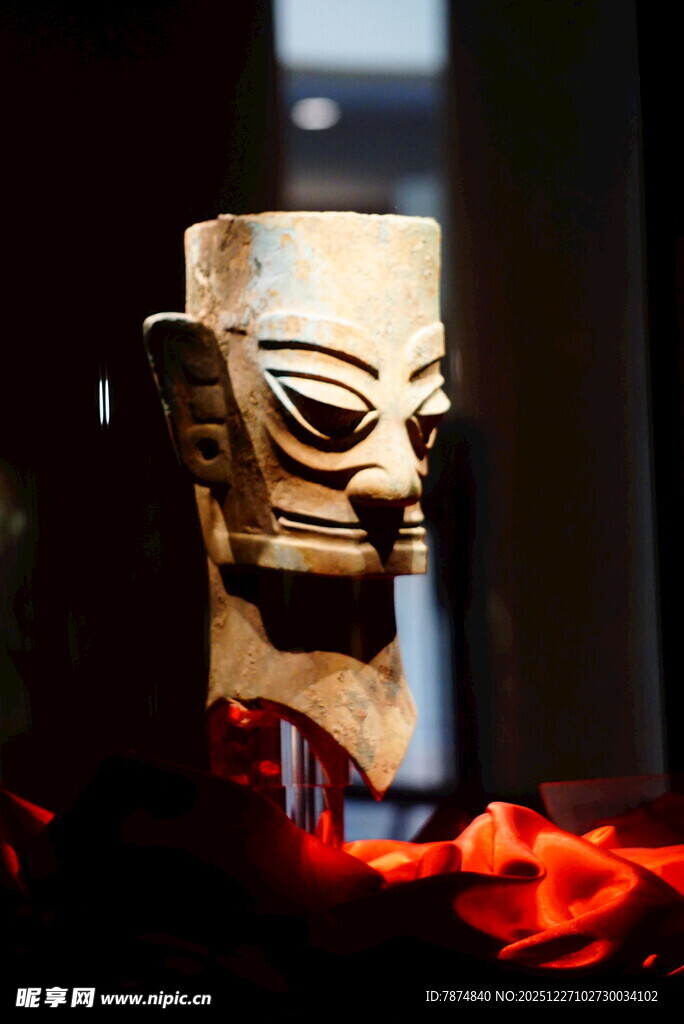 神秘古蜀青铜面具