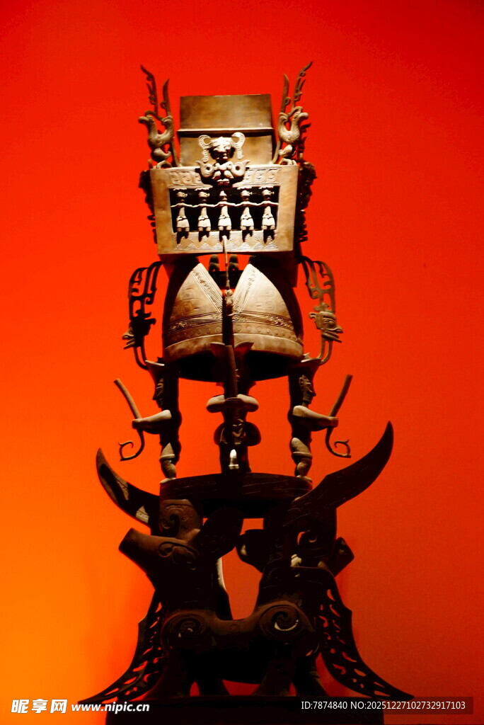 神秘古老青铜神兽雕塑