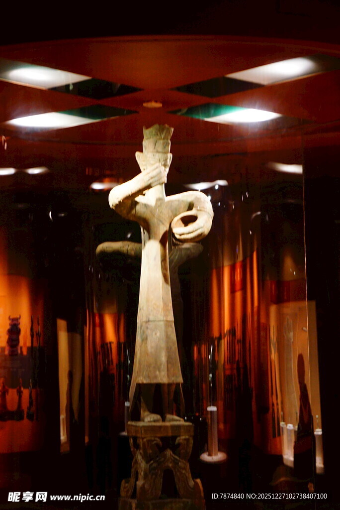 神秘古蜀青铜立人像