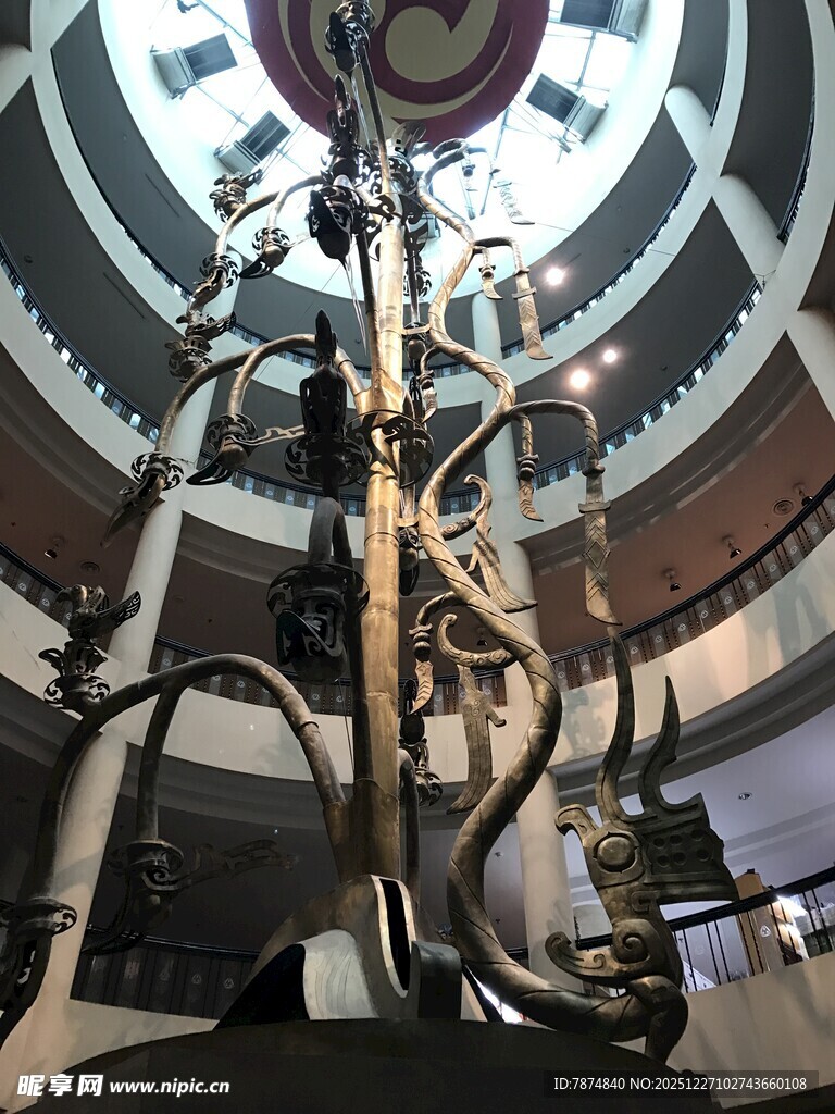 华丽复古吊灯于精美大厅