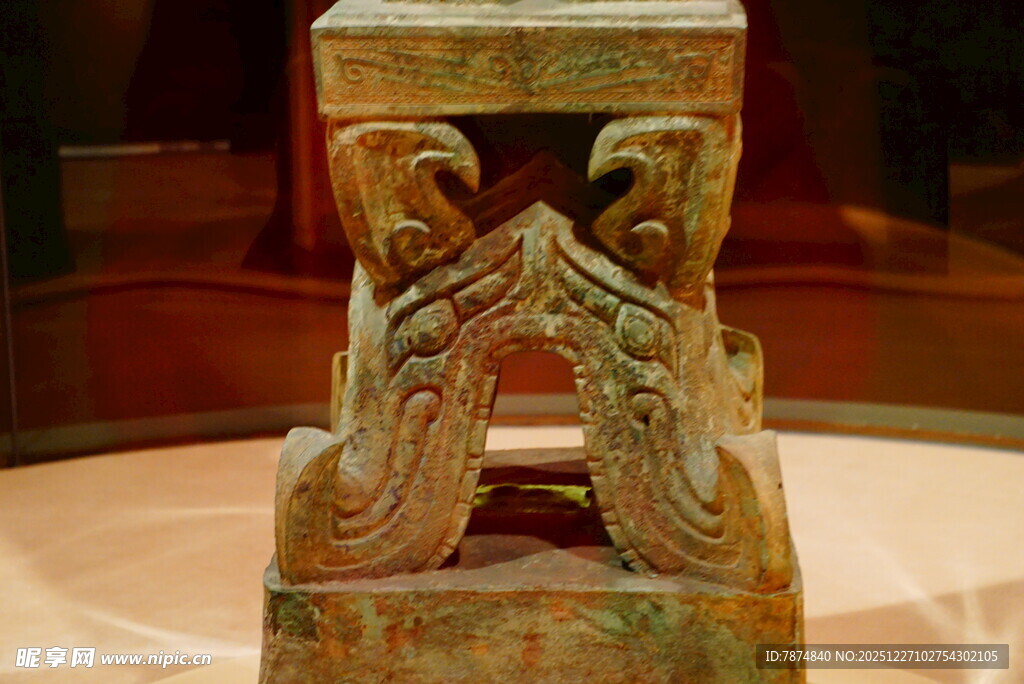 古朴雕花青铜器座