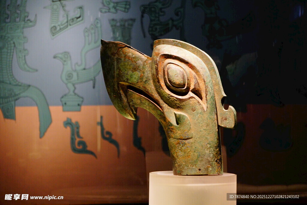 青铜鸟形面具文物展示