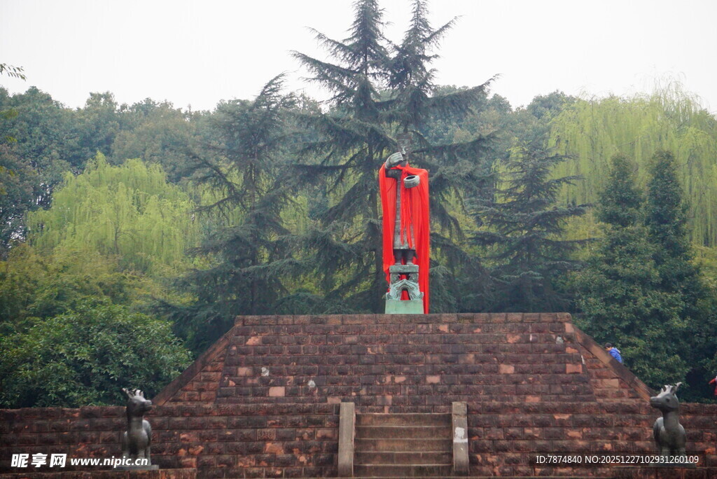 屋顶上的红色电话亭