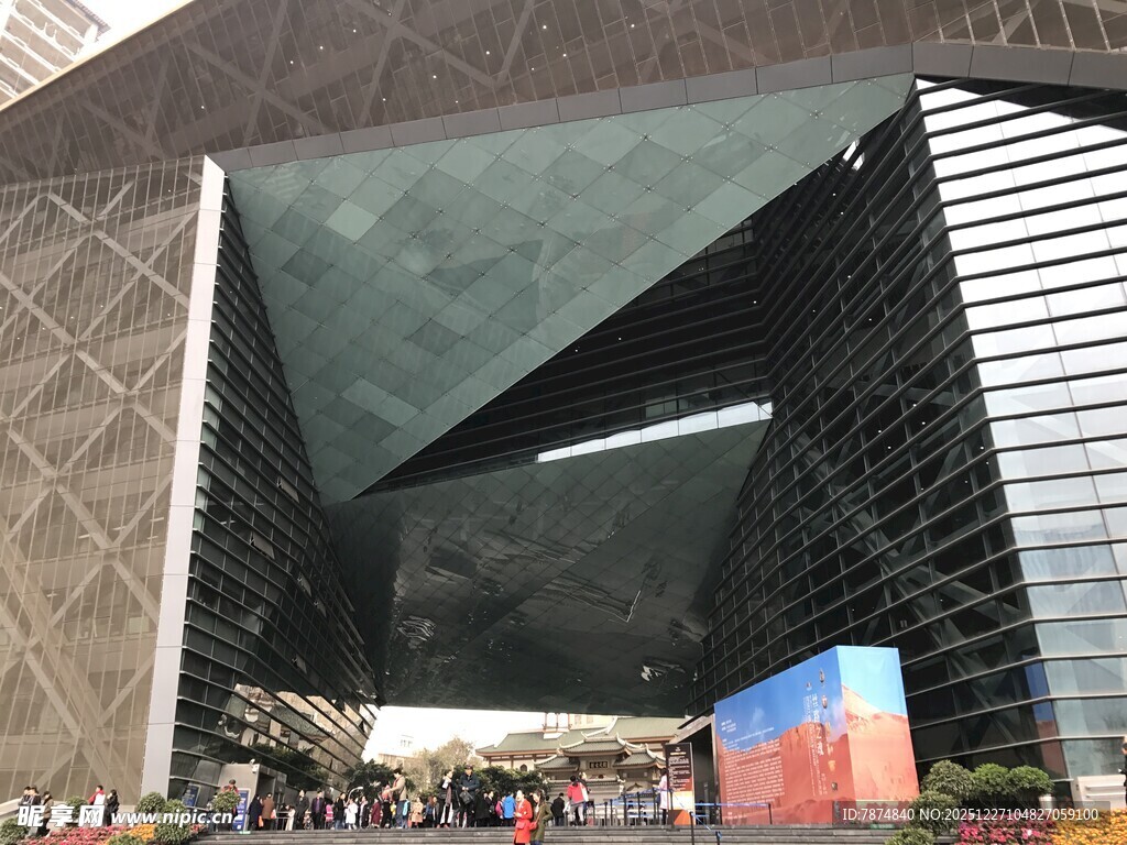 博物馆前热闹场景