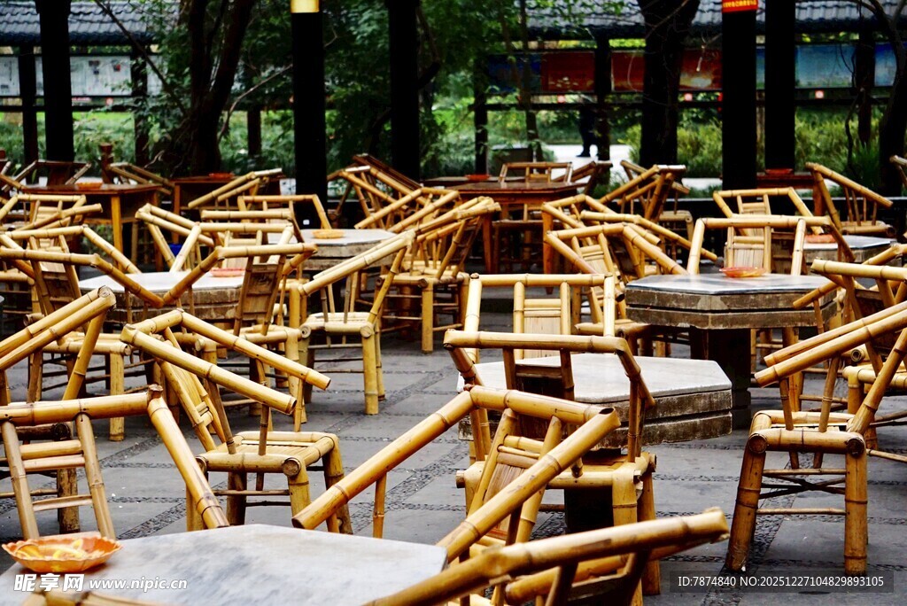 室内杂乱堆放的木质桌椅