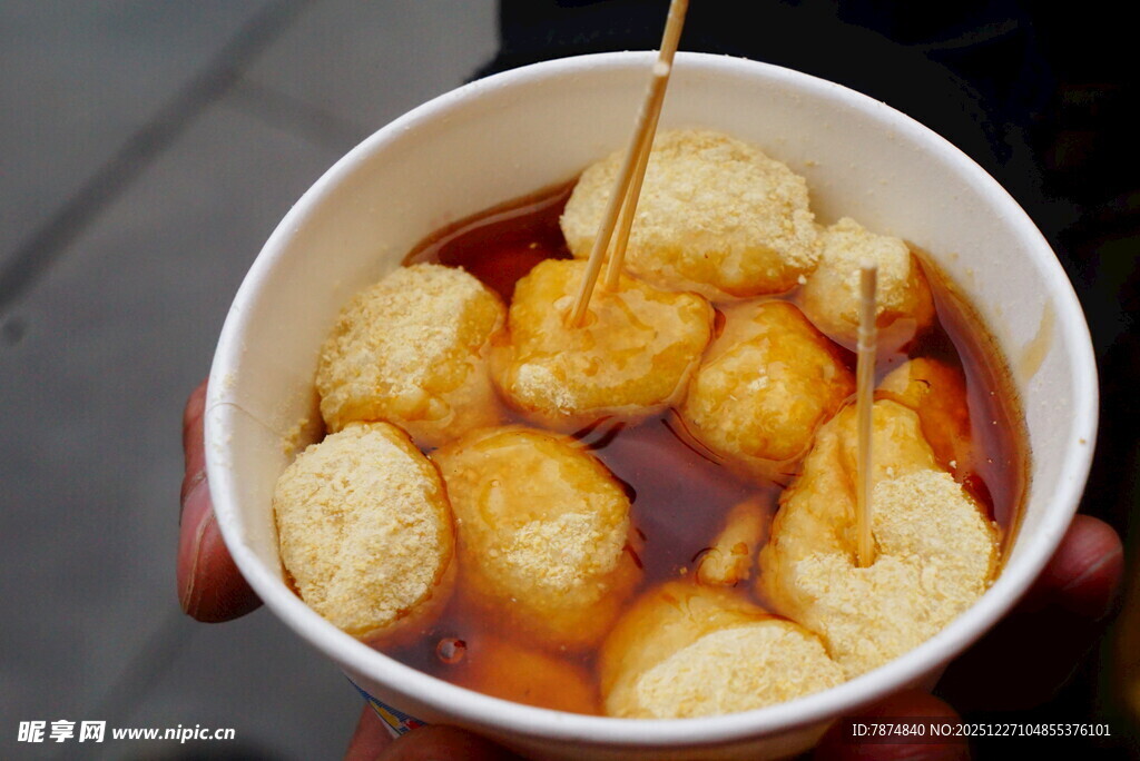 美味鱼丸浸泡在汤汁中