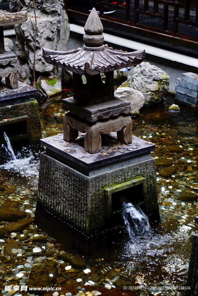 日式庭院石灯笼水景