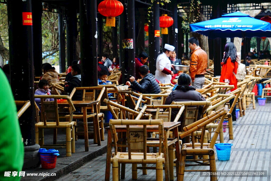 古街中式茶座热闹场景