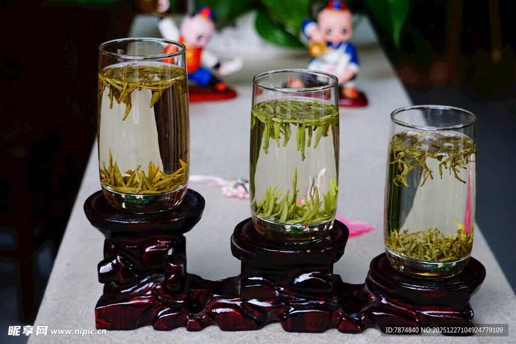 玻璃杯中泡着的翠绿茶叶