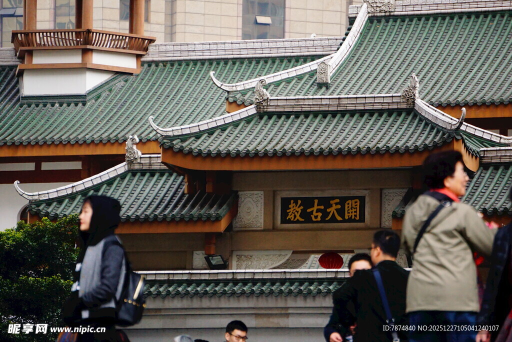 中式古建筑前的行人