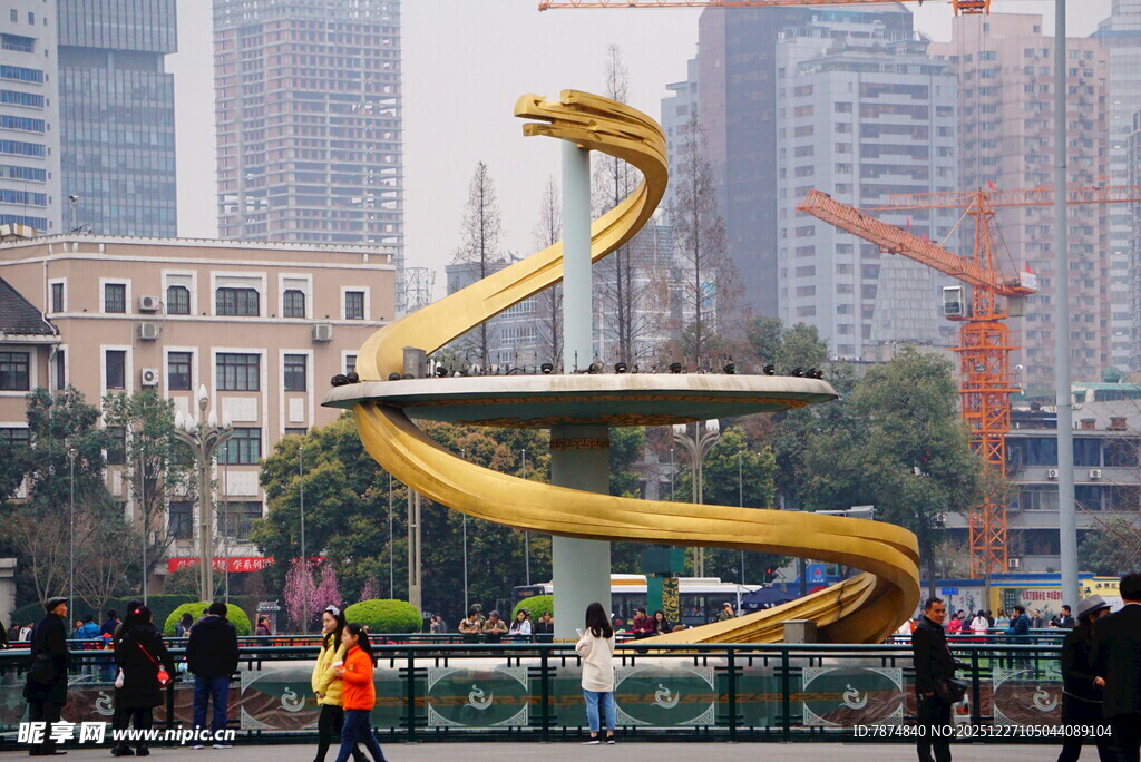 城市中金色螺旋雕塑景观