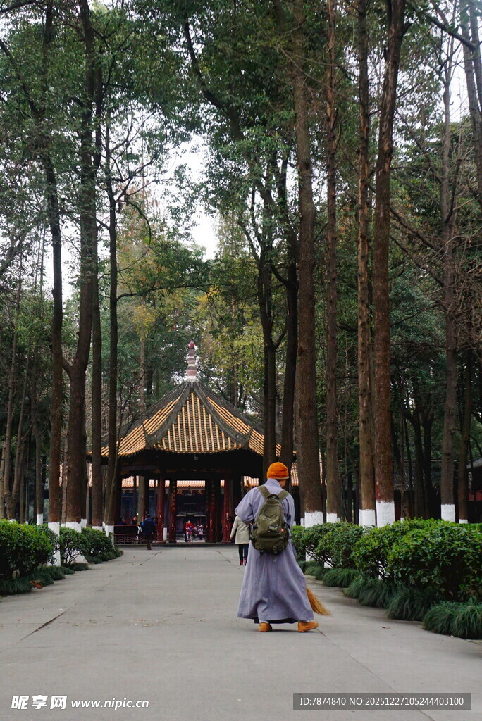 古寺小道僧人持帚清扫