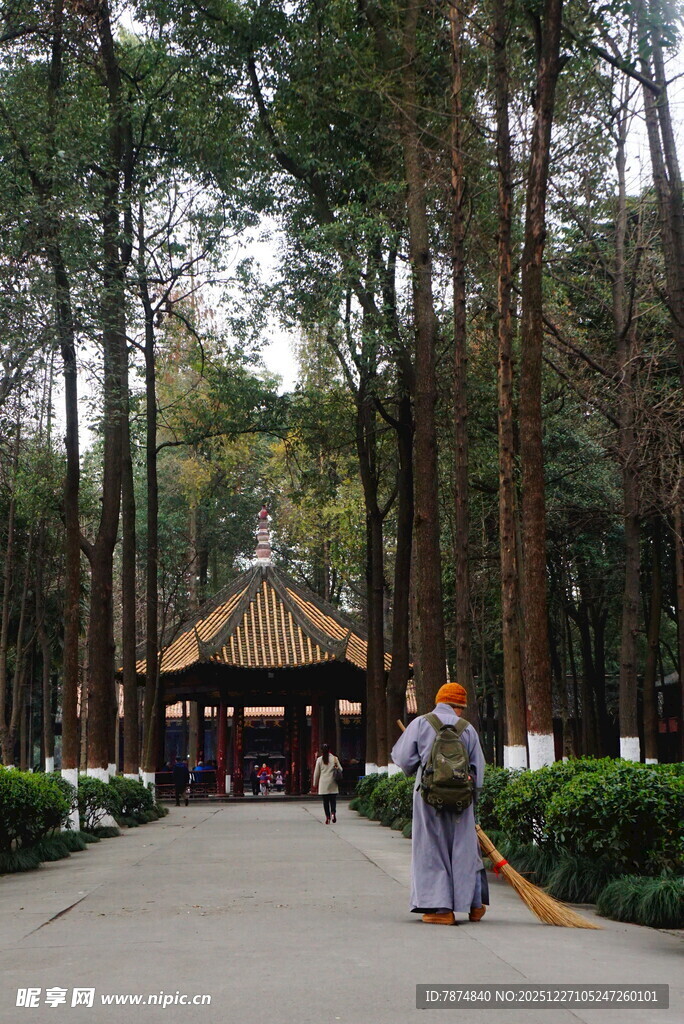 古寺林间清扫僧