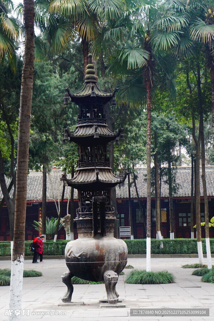 古寺前的多层香炉景观