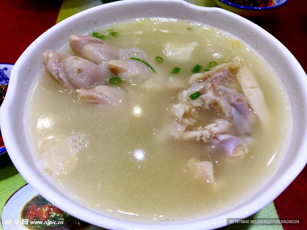 奶白色鸡汤炖猪蹄