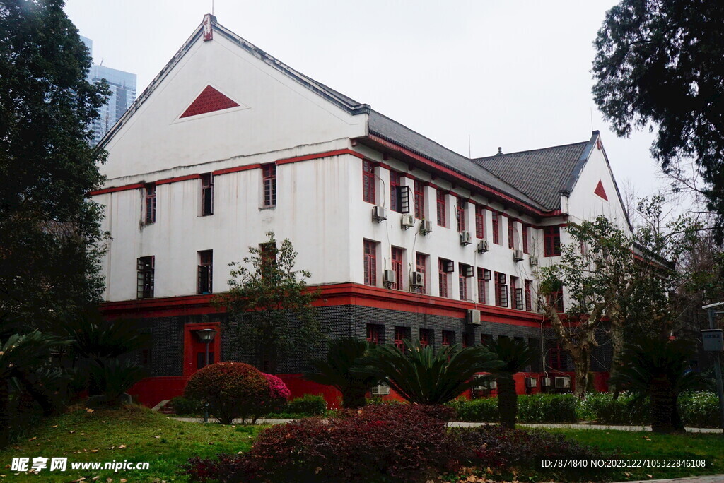 中式风格建筑与周边绿植