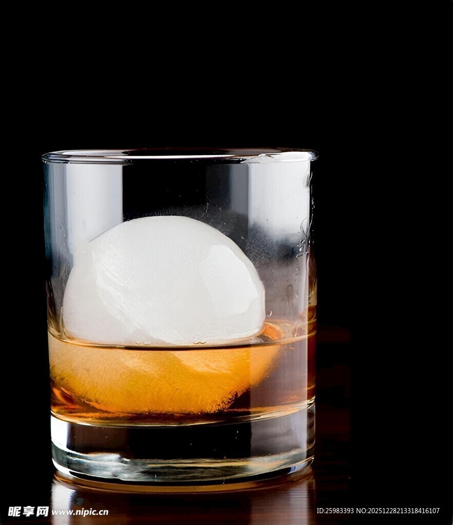 威士忌中的冰球