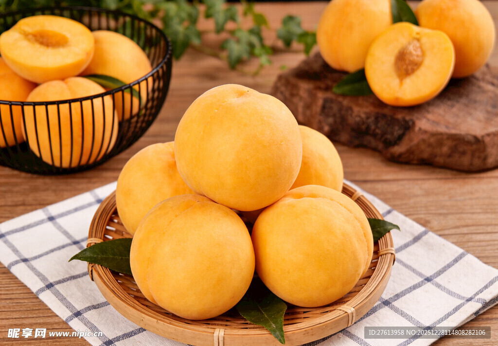 黄桃摆放在木盘上