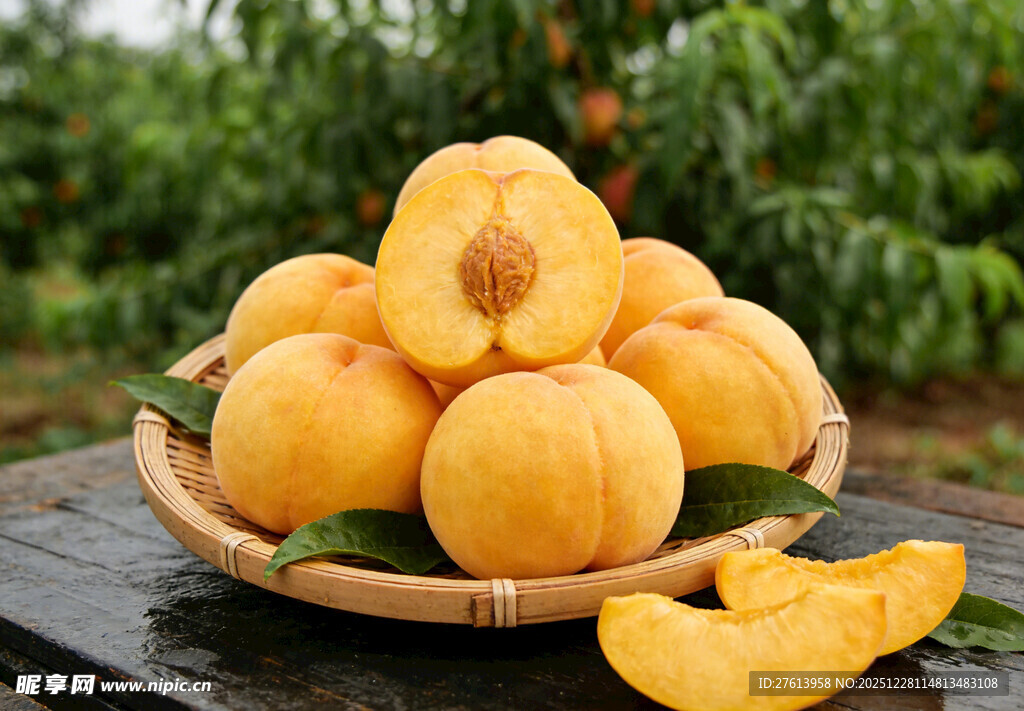 黄桃堆叠在木盘上