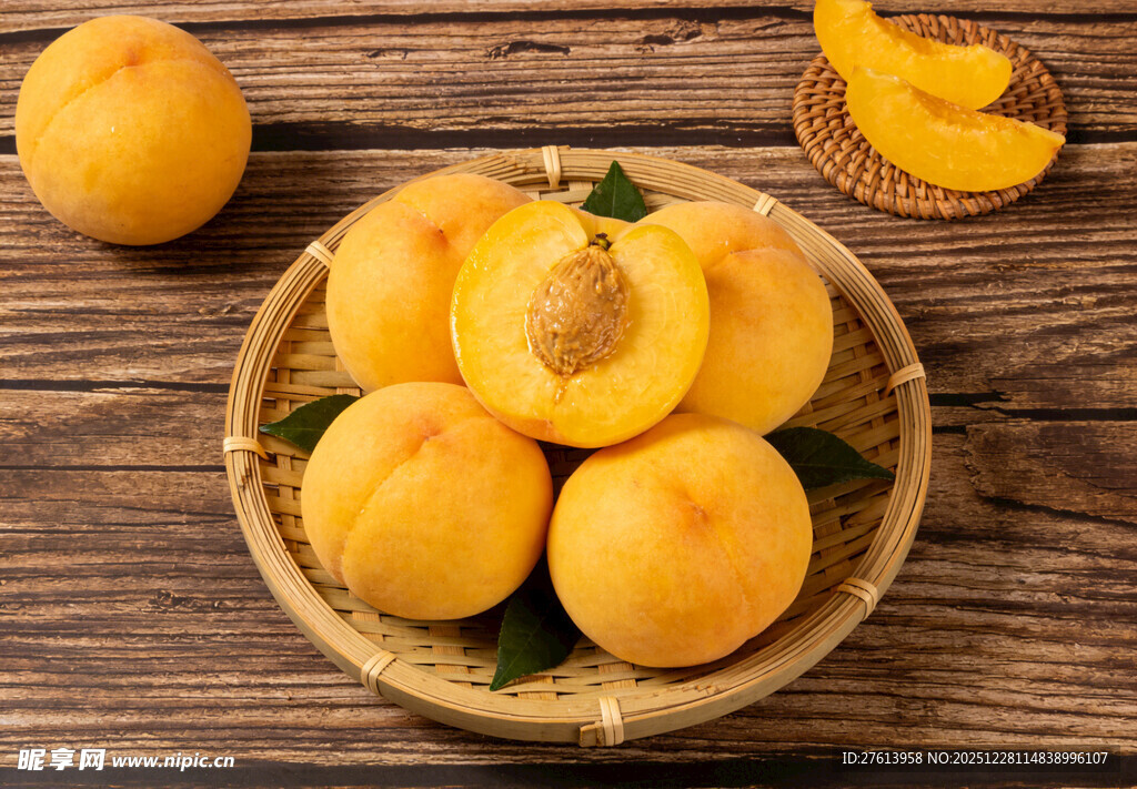 竹篮中的新鲜黄桃