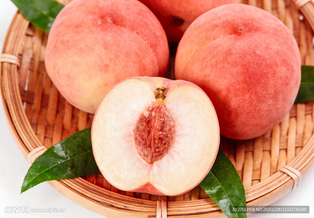 竹篮里的水蜜桃