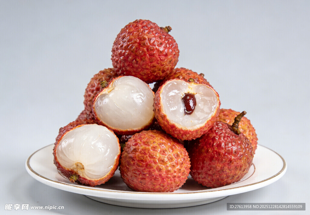 荔枝堆叠在白盘上