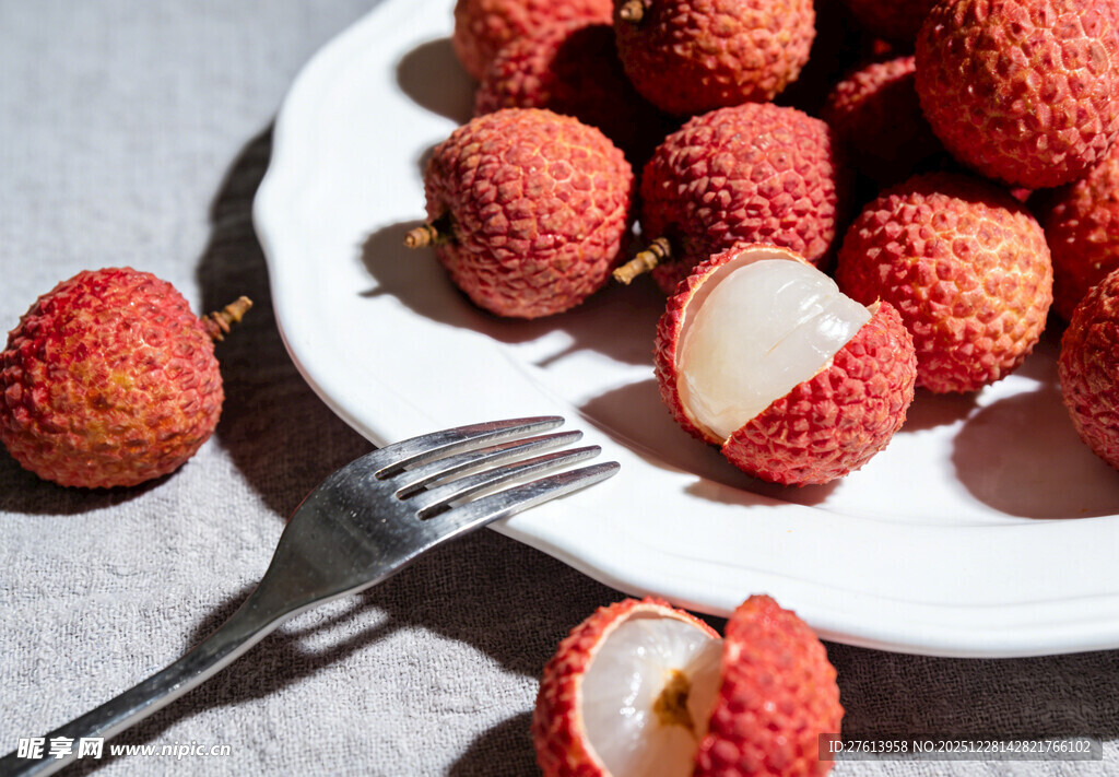 荔枝摆放在白色盘中