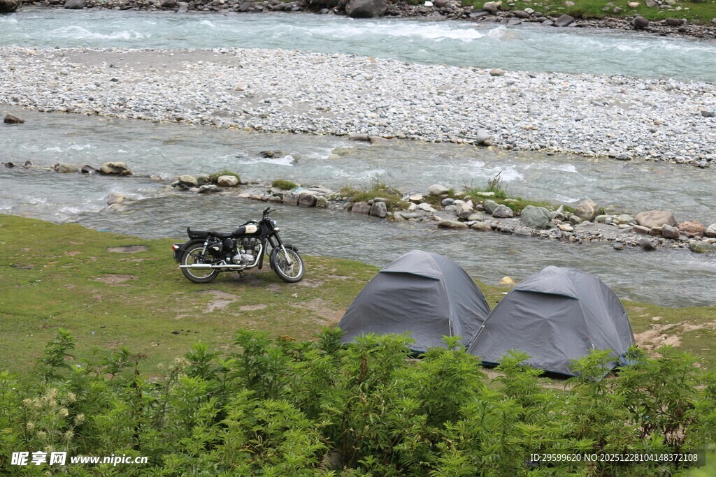 河畔露营的摩托车与帐篷