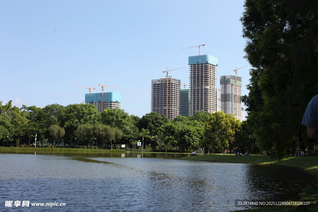 湖畔高楼与葱郁绿植景观