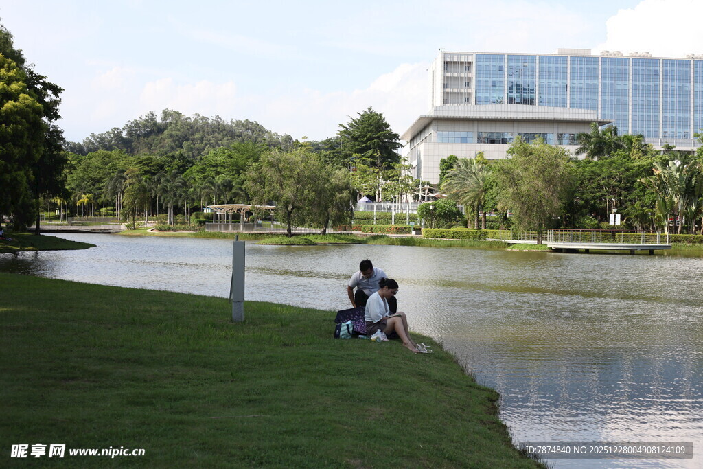 湖畔骑行景 惬意好风光