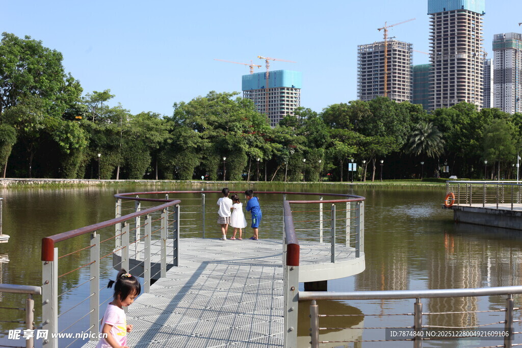 湖畔栈桥边的悠哉时光