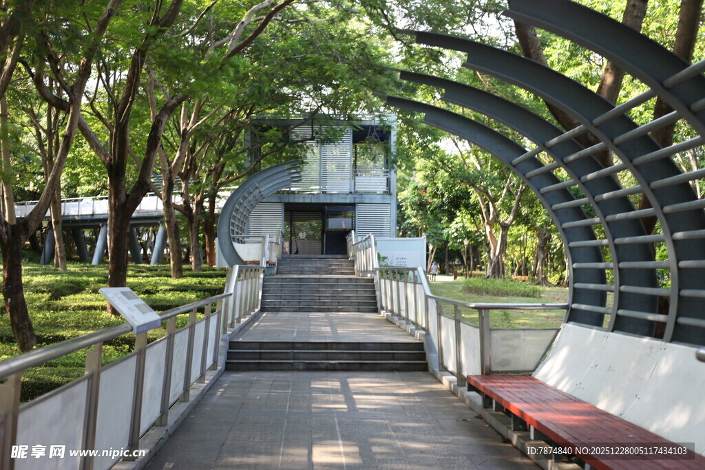 公园中别致的拱形步道景观