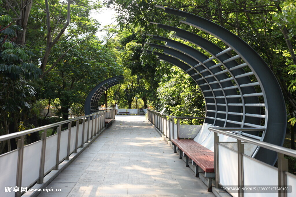 林间拱形步道 静谧休闲处