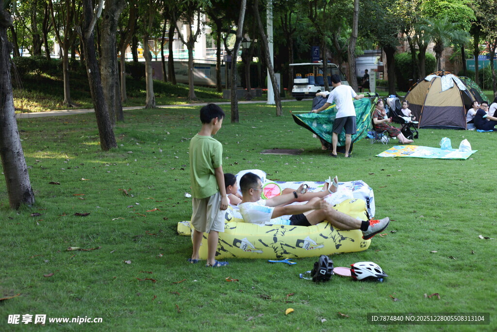 草坪上的惬意户外休闲时光