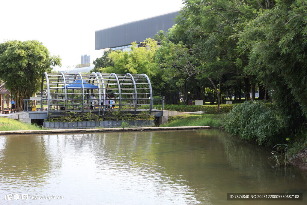 城市湖畔的休闲景观