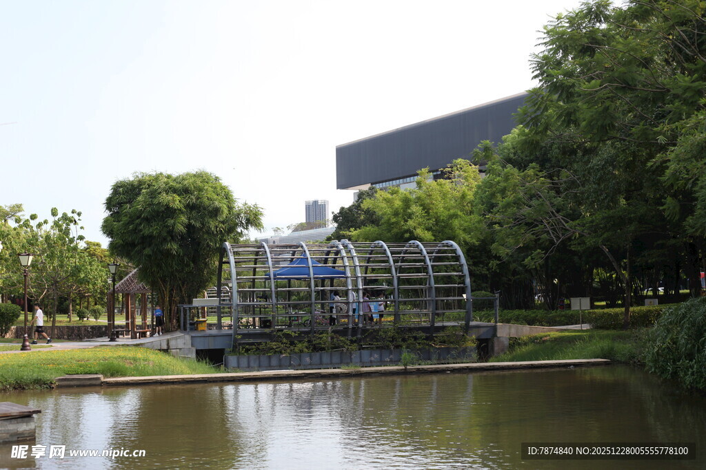 湖畔金属艺术景观装置