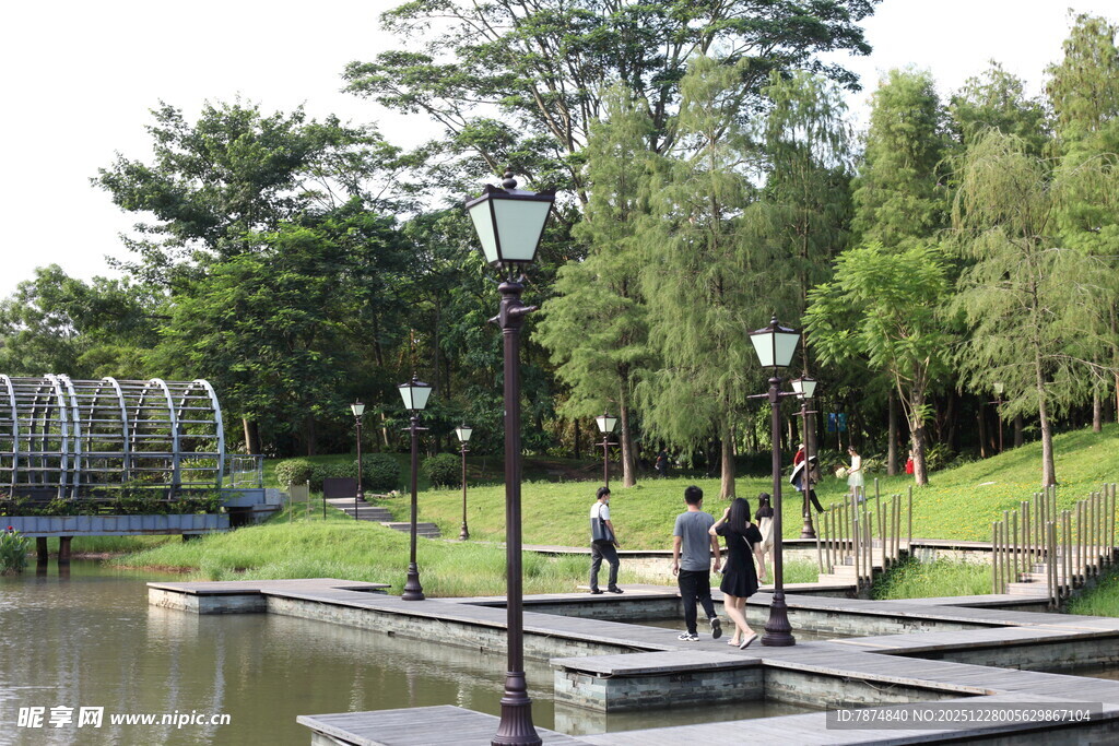 公园湖边休闲景致