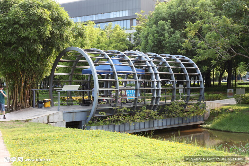 现代金属拱形绿植景观桥