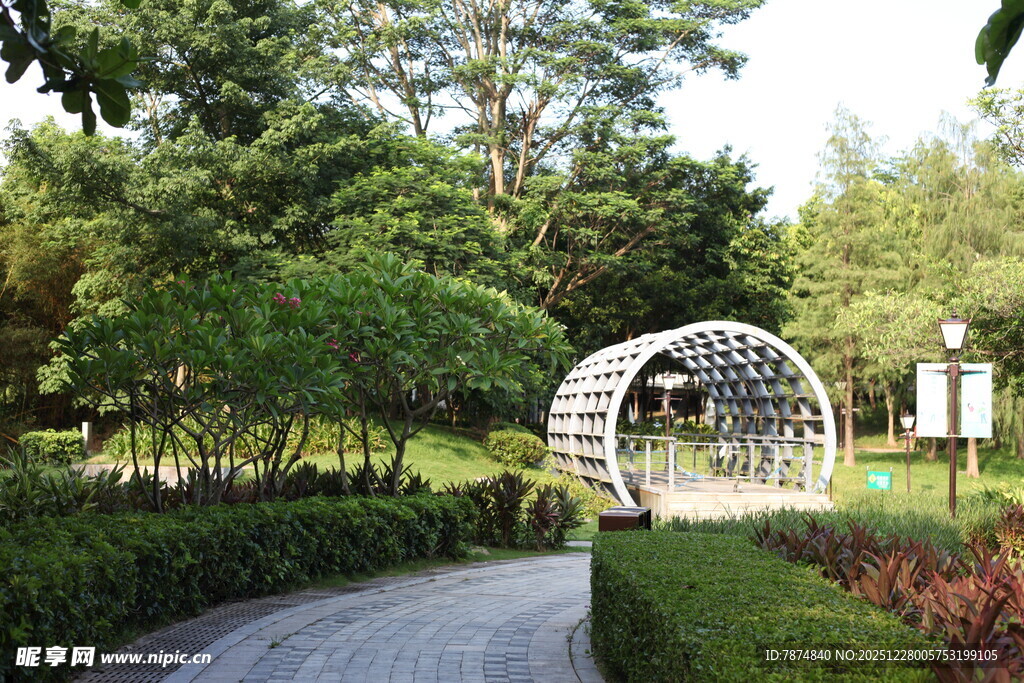 公园中的拱形景观小道