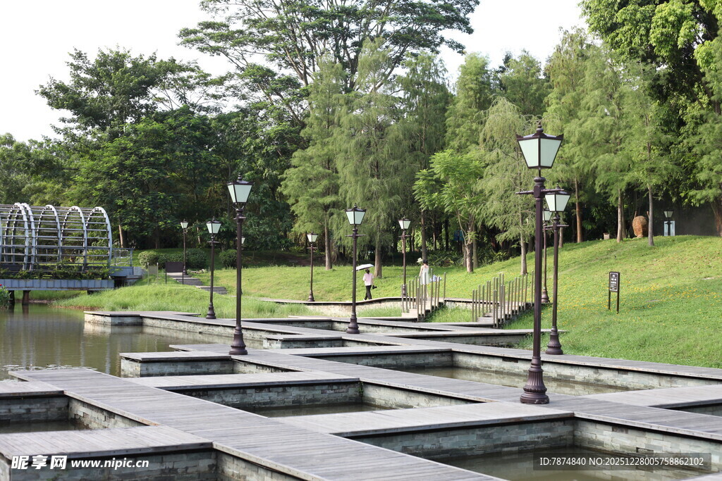 户外木质平台与园林景致